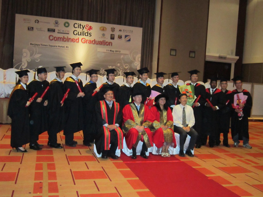  一部分FTC工程专业学位毕业生参加了今年由C&G主办的毕业典礼, 戴着四方帽，接受媒体拍照 !